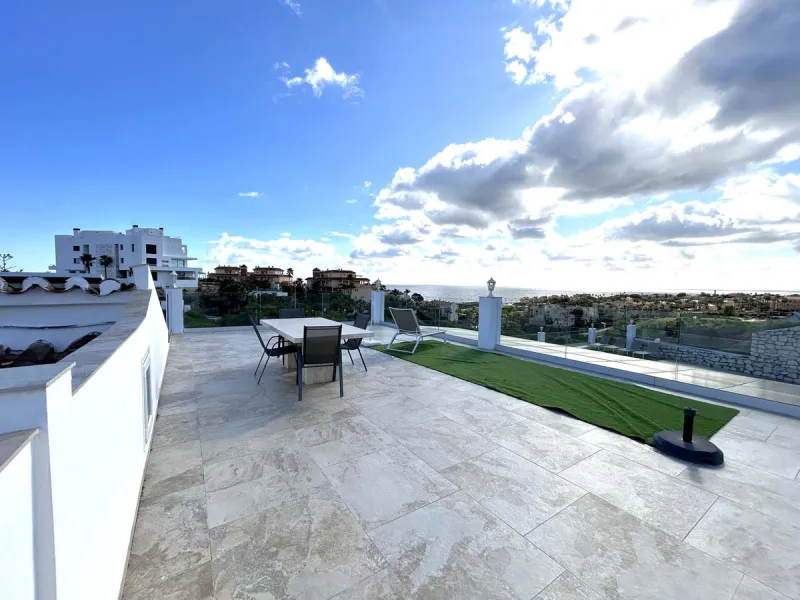 Located in the beautiful area of El Faro, Mijas, this stunning villa offers the perfect blend of luxury and convenience. Just minutes from shops, restaurants, and the beach, the villa provides a peaceful yet accessible retreat. With breathtaking views of 