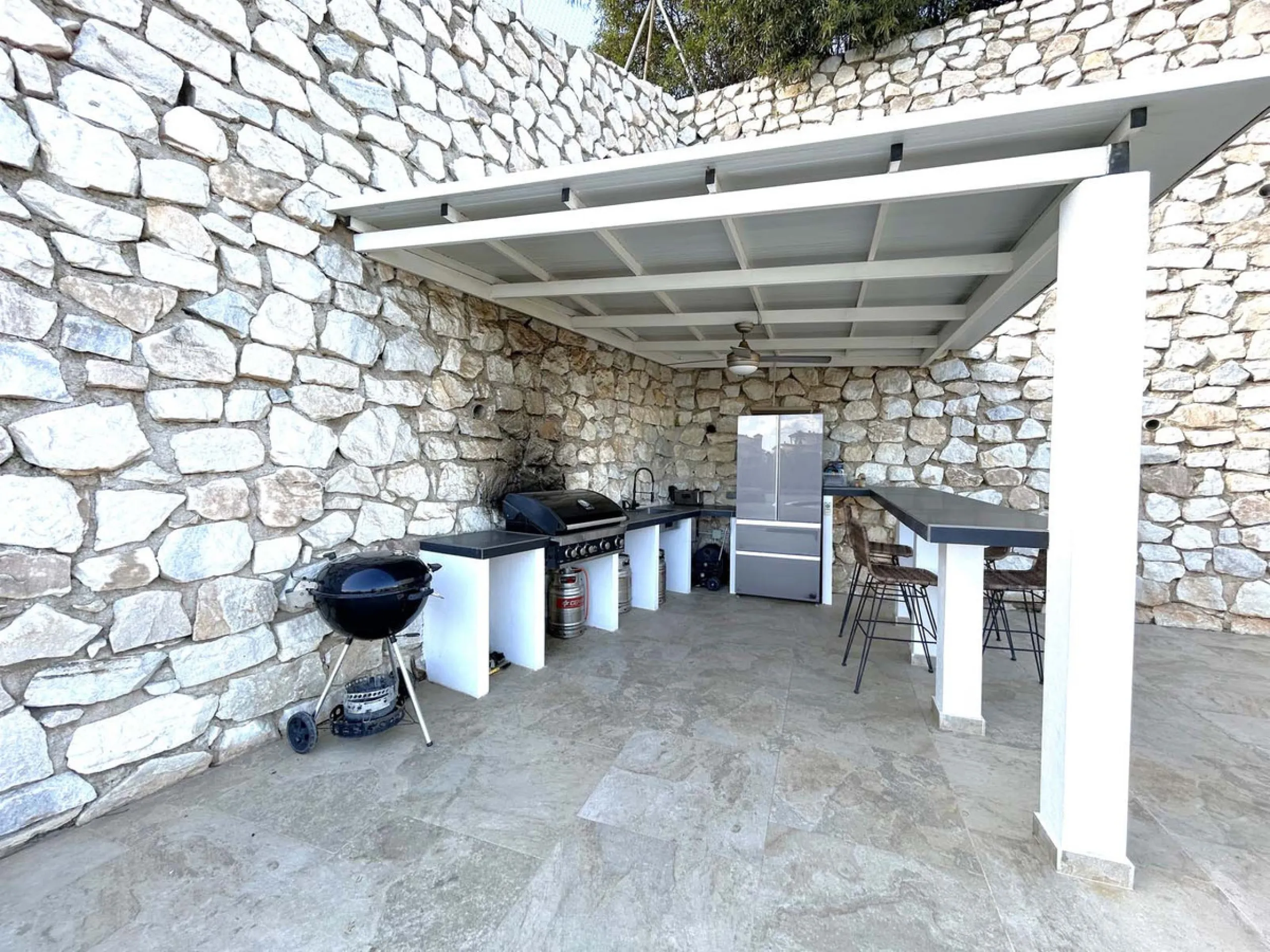 Located in the beautiful area of El Faro, Mijas, this stunning villa offers the perfect blend of luxury and convenience. Just minutes from shops, restaurants, and the beach, the villa provides a peaceful yet accessible retreat. With breathtaking views of 