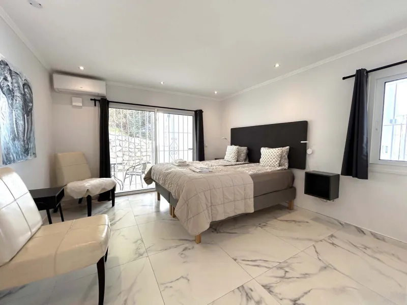 Located in the beautiful area of El Faro, Mijas, this stunning villa offers the perfect blend of luxury and convenience. Just minutes from shops, restaurants, and the beach, the villa provides a peaceful yet accessible retreat. With breathtaking views of 