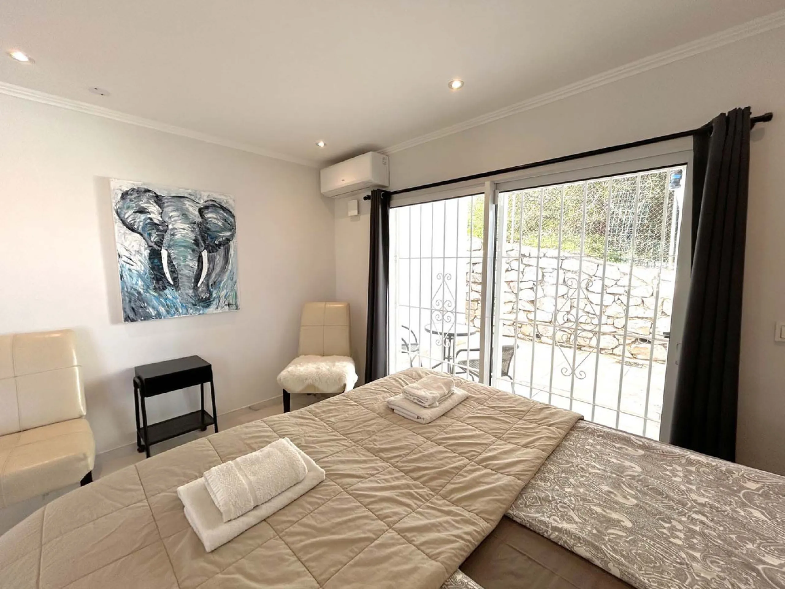 Located in the beautiful area of El Faro, Mijas, this stunning villa offers the perfect blend of luxury and convenience. Just minutes from shops, restaurants, and the beach, the villa provides a peaceful yet accessible retreat. With breathtaking views of 