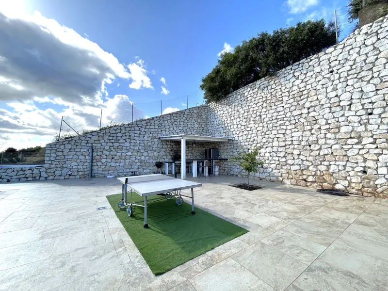 Located in the beautiful area of El Faro, Mijas, this stunning villa offers the perfect blend of luxury and convenience. Just minutes from shops, restaurants, and the beach, the villa provides a peaceful yet accessible retreat. With breathtaking views of 