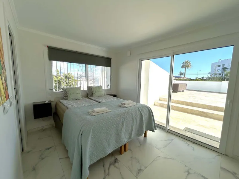 Located in the beautiful area of El Faro, Mijas, this stunning villa offers the perfect blend of luxury and convenience. Just minutes from shops, restaurants, and the beach, the villa provides a peaceful yet accessible retreat. With breathtaking views of 