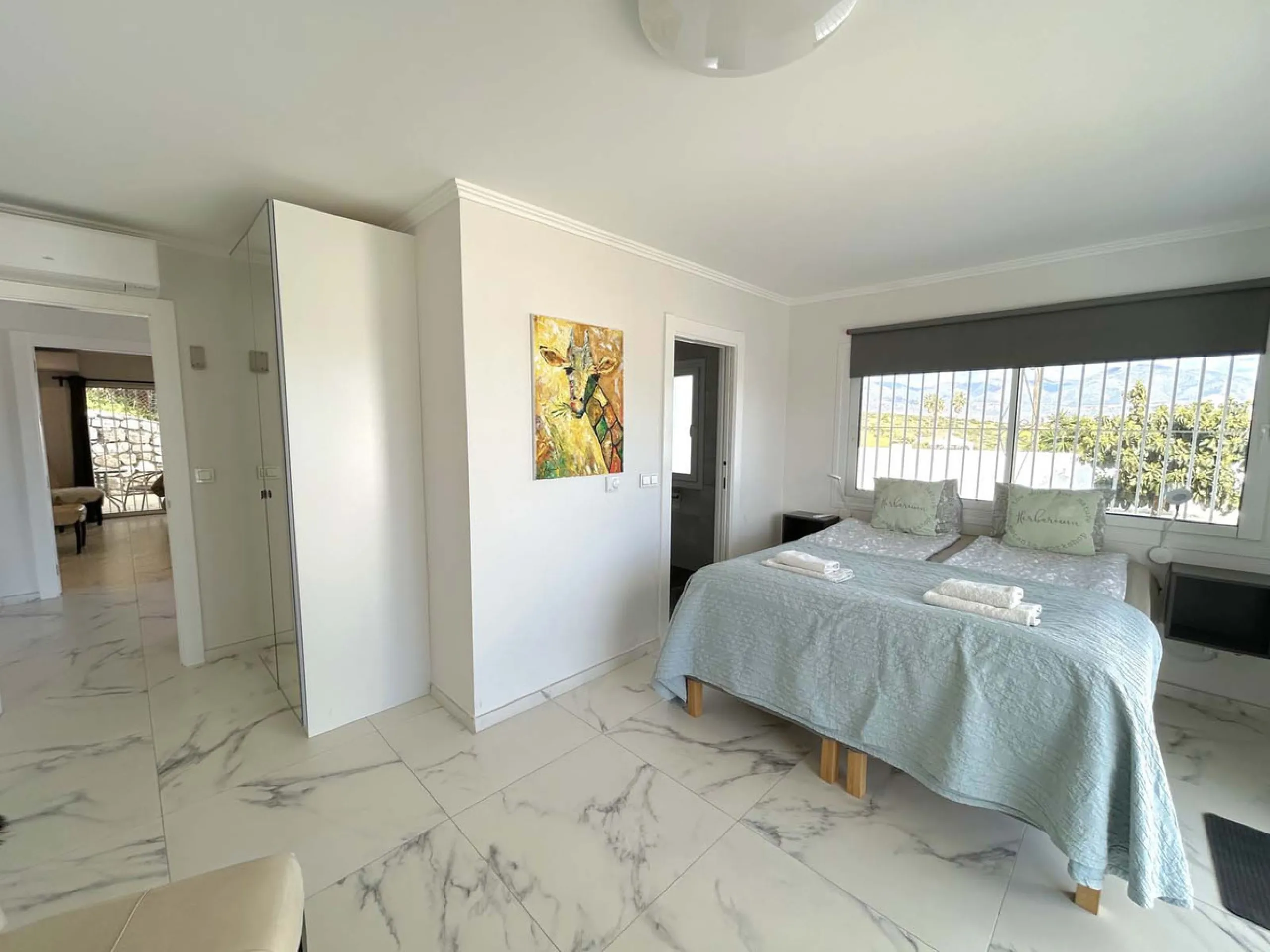 Located in the beautiful area of El Faro, Mijas, this stunning villa offers the perfect blend of luxury and convenience. Just minutes from shops, restaurants, and the beach, the villa provides a peaceful yet accessible retreat. With breathtaking views of 