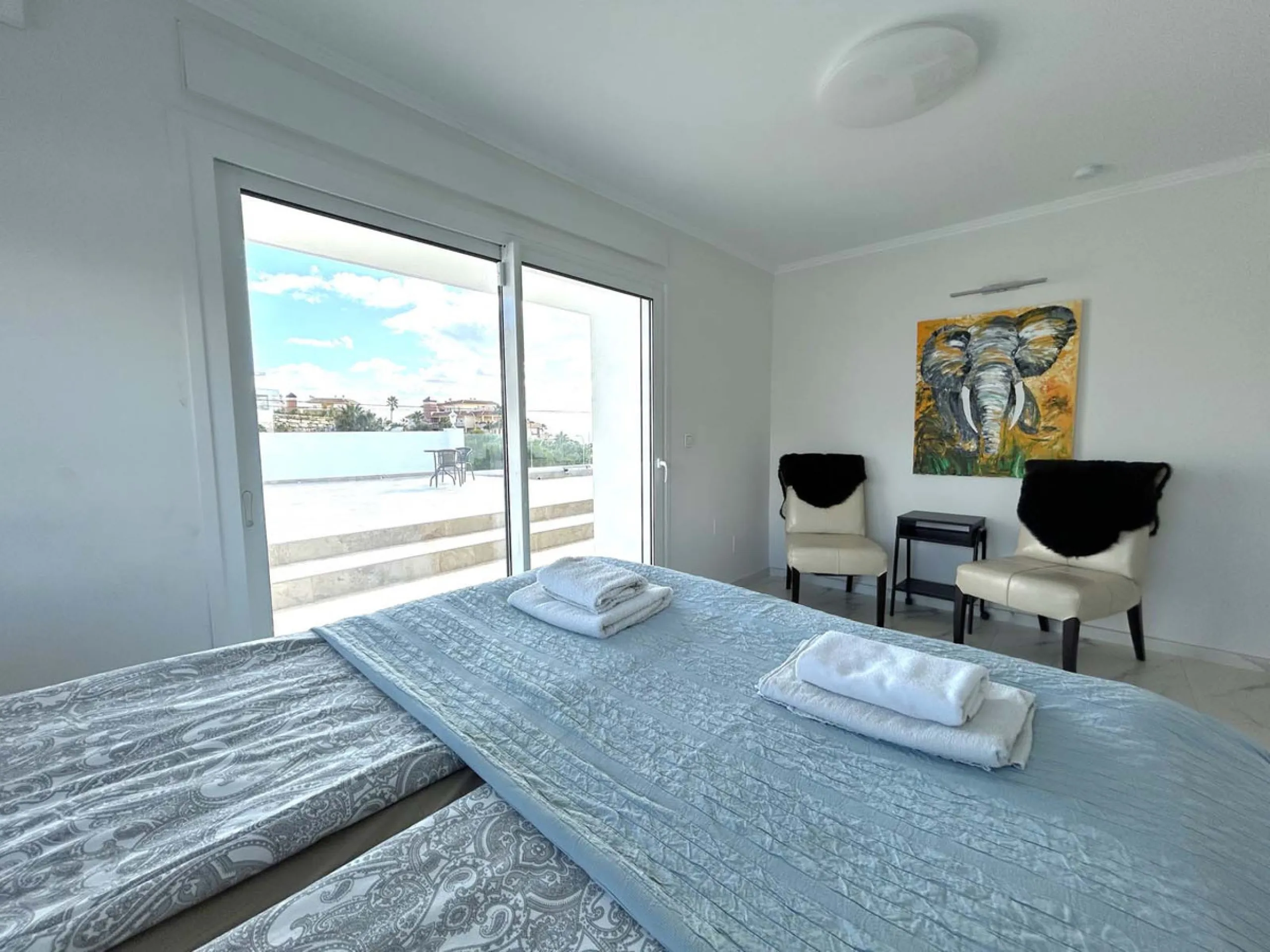 Located in the beautiful area of El Faro, Mijas, this stunning villa offers the perfect blend of luxury and convenience. Just minutes from shops, restaurants, and the beach, the villa provides a peaceful yet accessible retreat. With breathtaking views of 