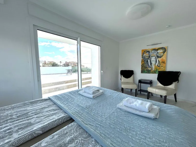 Located in the beautiful area of El Faro, Mijas, this stunning villa offers the perfect blend of luxury and convenience. Just minutes from shops, restaurants, and the beach, the villa provides a peaceful yet accessible retreat. With breathtaking views of 