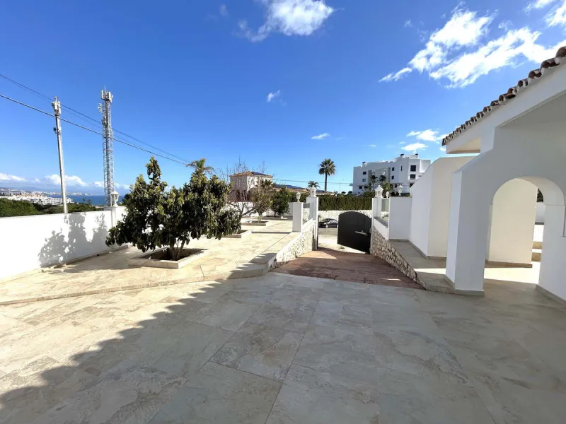 Located in the beautiful area of El Faro, Mijas, this stunning villa offers the perfect blend of luxury and convenience. Just minutes from shops, restaurants, and the beach, the villa provides a peaceful yet accessible retreat. With breathtaking views of 