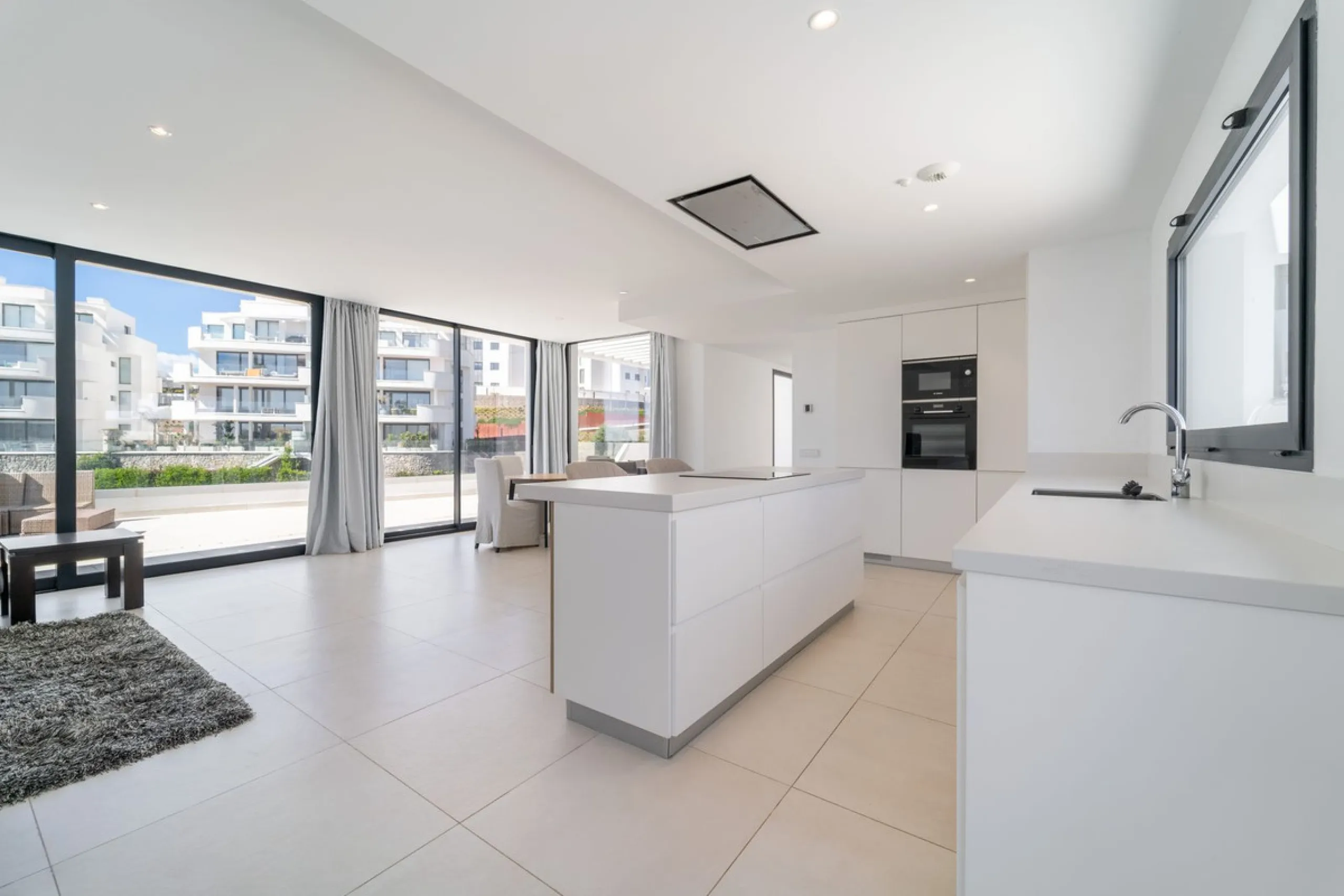 Luxury west facing penthouse, located in the exclusive urbanization of Higuerón West. Consists of entrance, hall way, spacious living-dining room with floor to ceiling glass sliding doors leading out to a large wrap around terrace of 158m2, with views of 