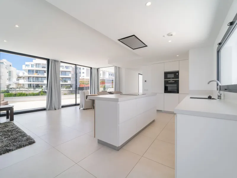 Luxury west facing penthouse, located in the exclusive urbanization of Higuerón West. Consists of entrance, hall way, spacious living-dining room with floor to ceiling glass sliding doors leading out to a large wrap around terrace of 158m2, with views of 
