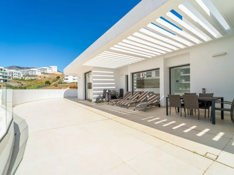 Luxury west facing penthouse, located in the exclusive urbanization of Higuerón West. Consists of entrance, hall way, spacious living-dining room with floor to ceiling glass sliding doors leading out to a large wrap around terrace of 158m2, with views of 
