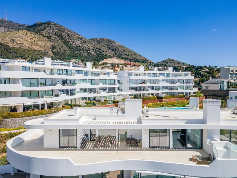 Luxury west facing penthouse, located in the exclusive urbanization of Higuerón West. Consists of entrance, hall way, spacious living-dining room with floor to ceiling glass sliding doors leading out to a large wrap around terrace of 158m2, with views of 