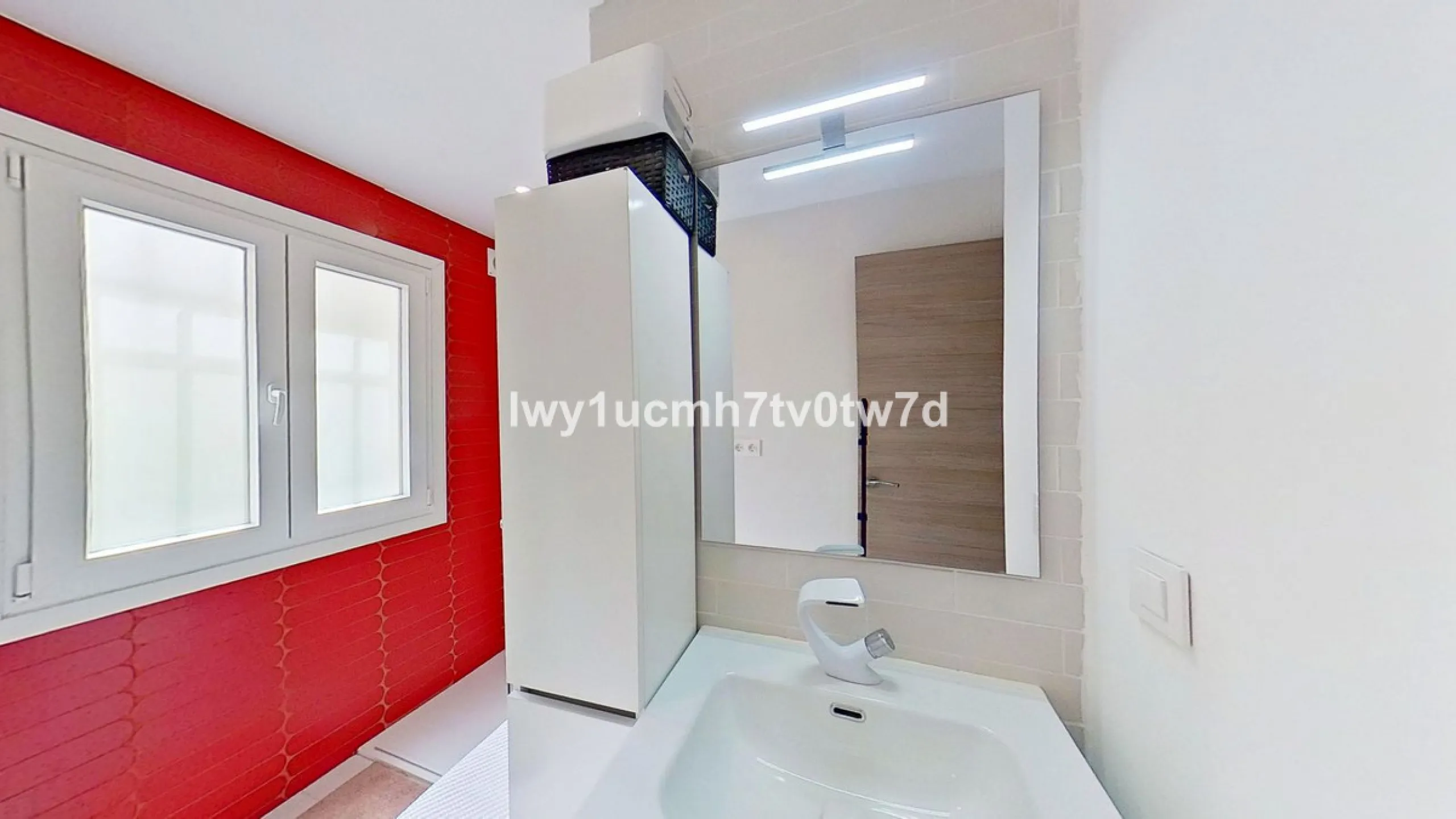 We are pleased to present this EXCLUSIVE 72 m² flat, renovated for maximum comfort in one of the most sought-after areas of Malaga, where there are 300 days of sunshine a year and a mild climate all year round. Discover your new home in the heart of Malag