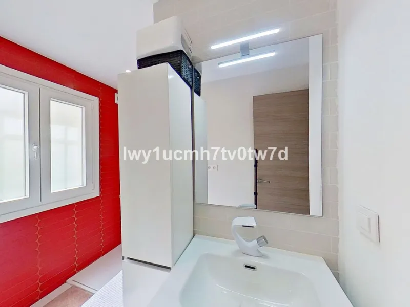 We are pleased to present this EXCLUSIVE 72 m² flat, renovated for maximum comfort in one of the most sought-after areas of Malaga, where there are 300 days of sunshine a year and a mild climate all year round. Discover your new home in the heart of Malag