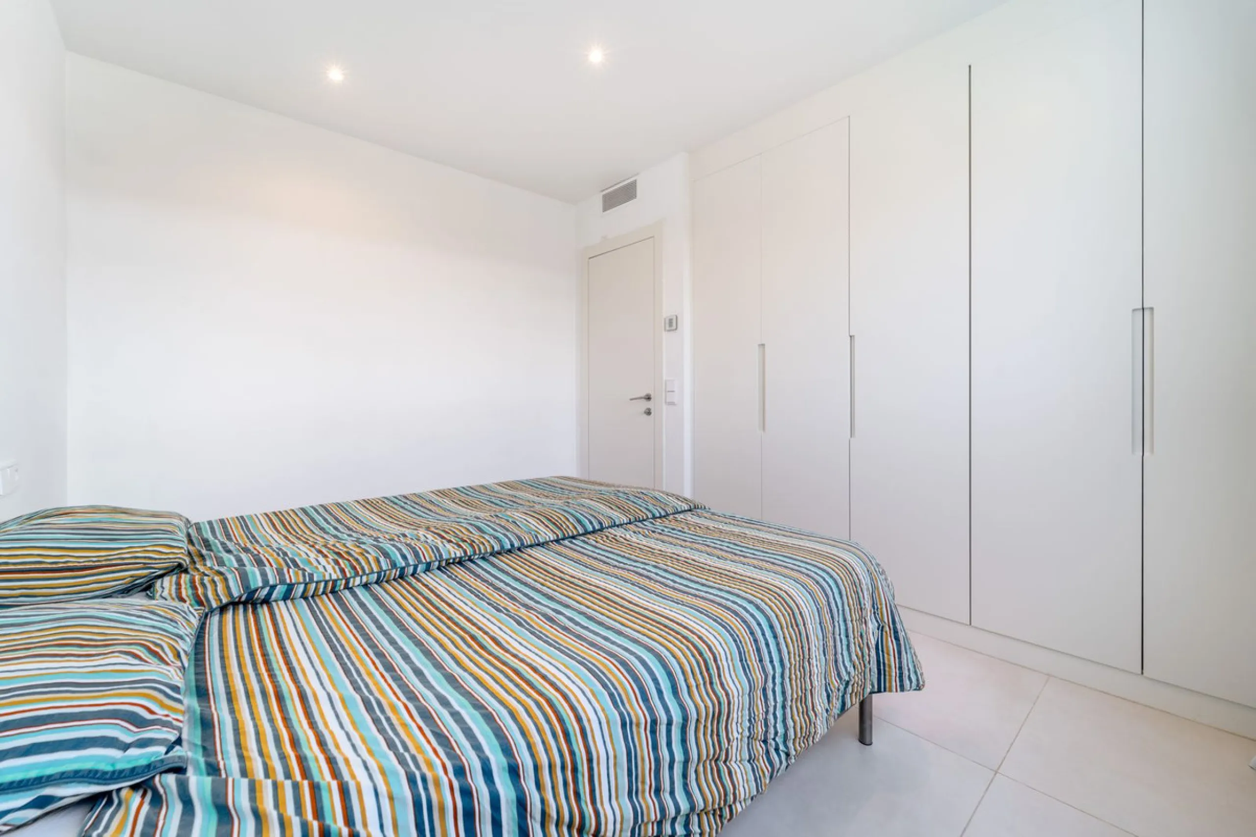 Luxury west facing penthouse, located in the exclusive urbanization of Higuerón West. Consists of entrance, hall way, spacious living-dining room with floor to ceiling glass sliding doors leading out to a large wrap around terrace of 158m2, with views of 