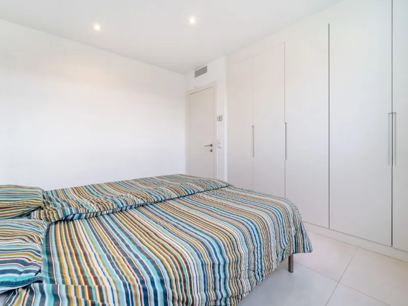 Luxury west facing penthouse, located in the exclusive urbanization of Higuerón West. Consists of entrance, hall way, spacious living-dining room with floor to ceiling glass sliding doors leading out to a large wrap around terrace of 158m2, with views of 
