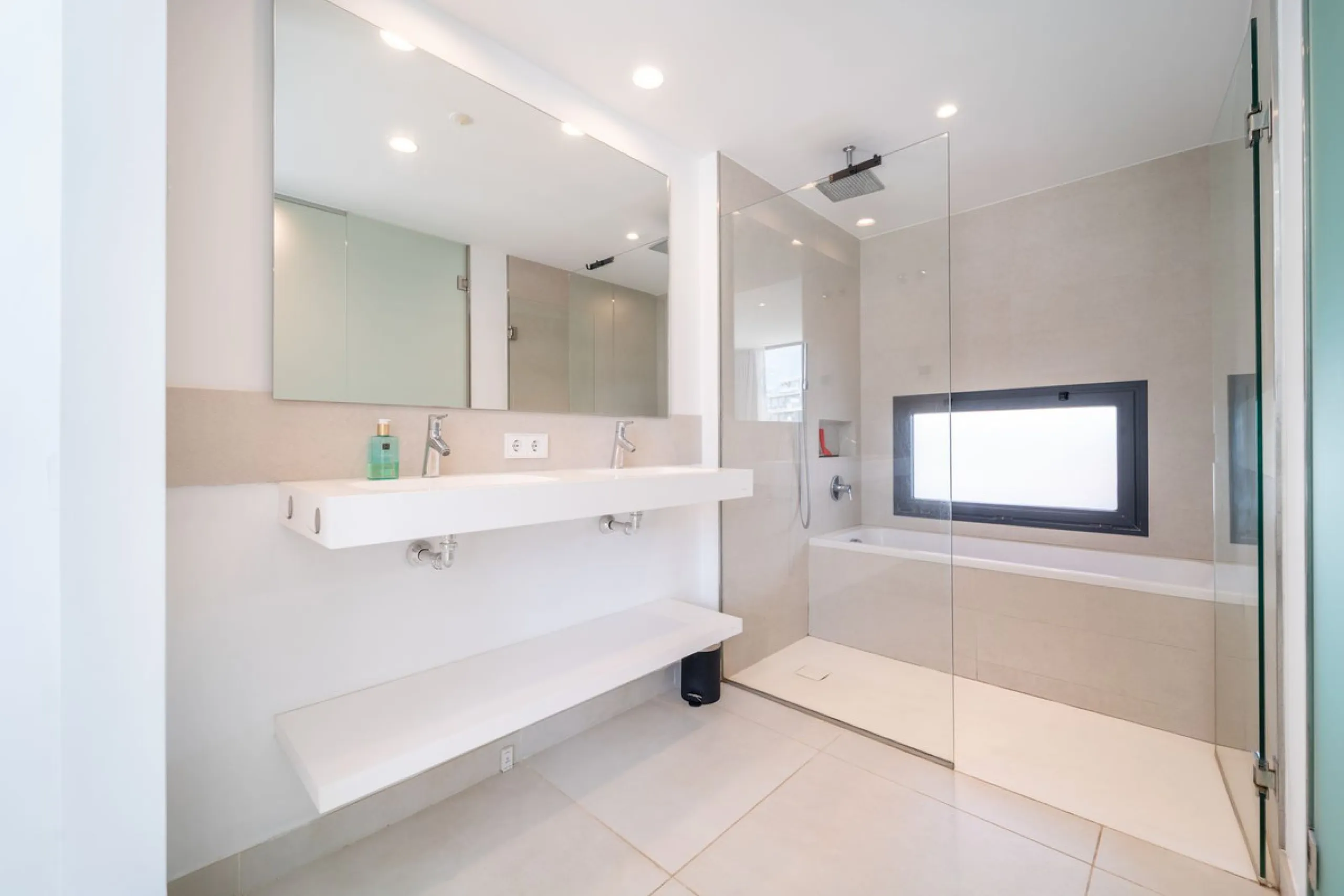 Luxury west facing penthouse, located in the exclusive urbanization of Higuerón West. Consists of entrance, hall way, spacious living-dining room with floor to ceiling glass sliding doors leading out to a large wrap around terrace of 158m2, with views of 