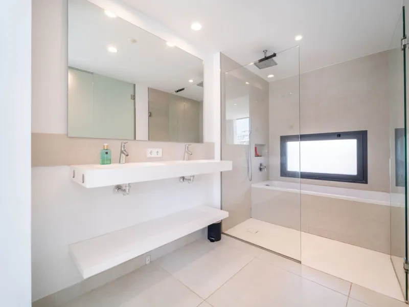 Luxury west facing penthouse, located in the exclusive urbanization of Higuerón West. Consists of entrance, hall way, spacious living-dining room with floor to ceiling glass sliding doors leading out to a large wrap around terrace of 158m2, with views of 