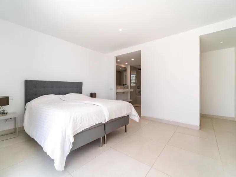 Luxury west facing penthouse, located in the exclusive urbanization of Higuerón West. Consists of entrance, hall way, spacious living-dining room with floor to ceiling glass sliding doors leading out to a large wrap around terrace of 158m2, with views of 