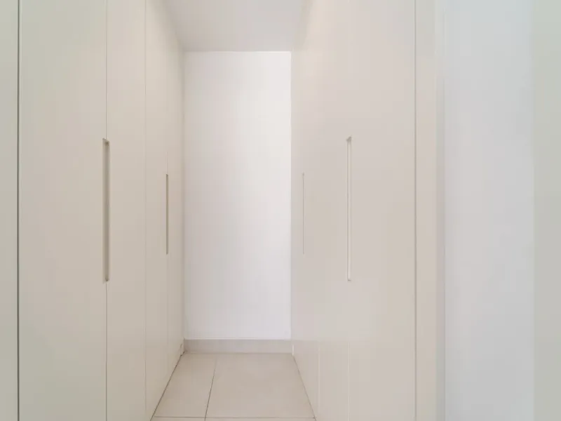 Luxury west facing penthouse, located in the exclusive urbanization of Higuerón West. Consists of entrance, hall way, spacious living-dining room with floor to ceiling glass sliding doors leading out to a large wrap around terrace of 158m2, with views of 