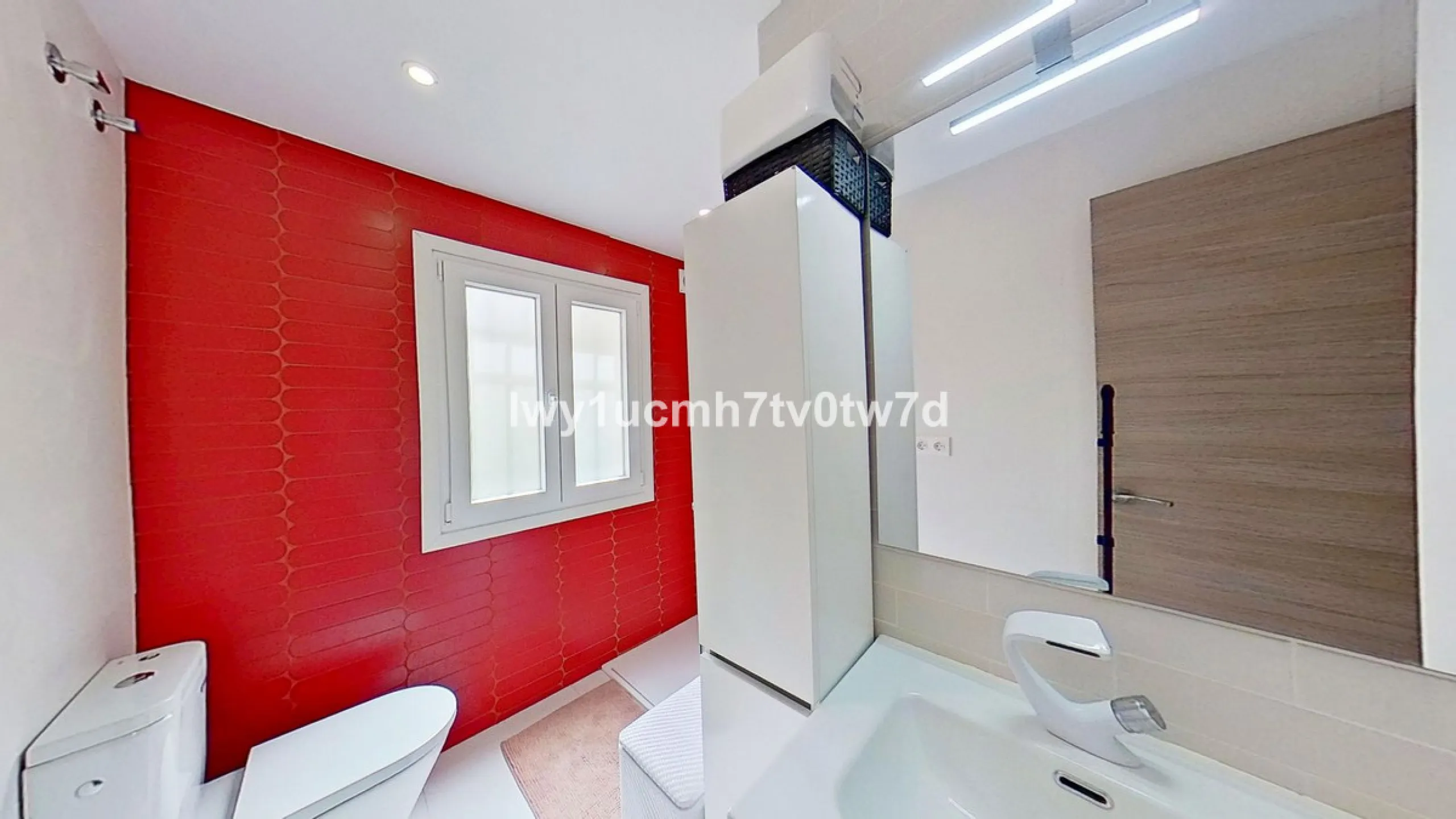 We are pleased to present this EXCLUSIVE 72 m² flat, renovated for maximum comfort in one of the most sought-after areas of Malaga, where there are 300 days of sunshine a year and a mild climate all year round. Discover your new home in the heart of Malag