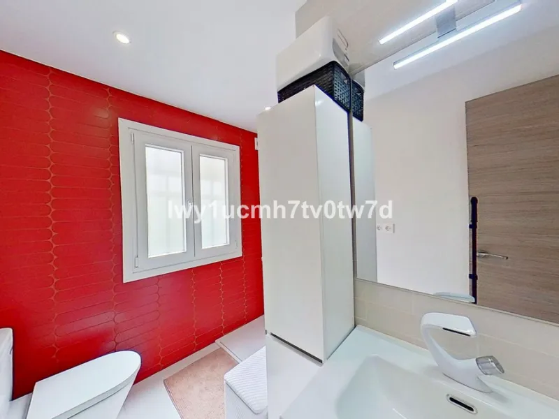 We are pleased to present this EXCLUSIVE 72 m² flat, renovated for maximum comfort in one of the most sought-after areas of Malaga, where there are 300 days of sunshine a year and a mild climate all year round. Discover your new home in the heart of Malag