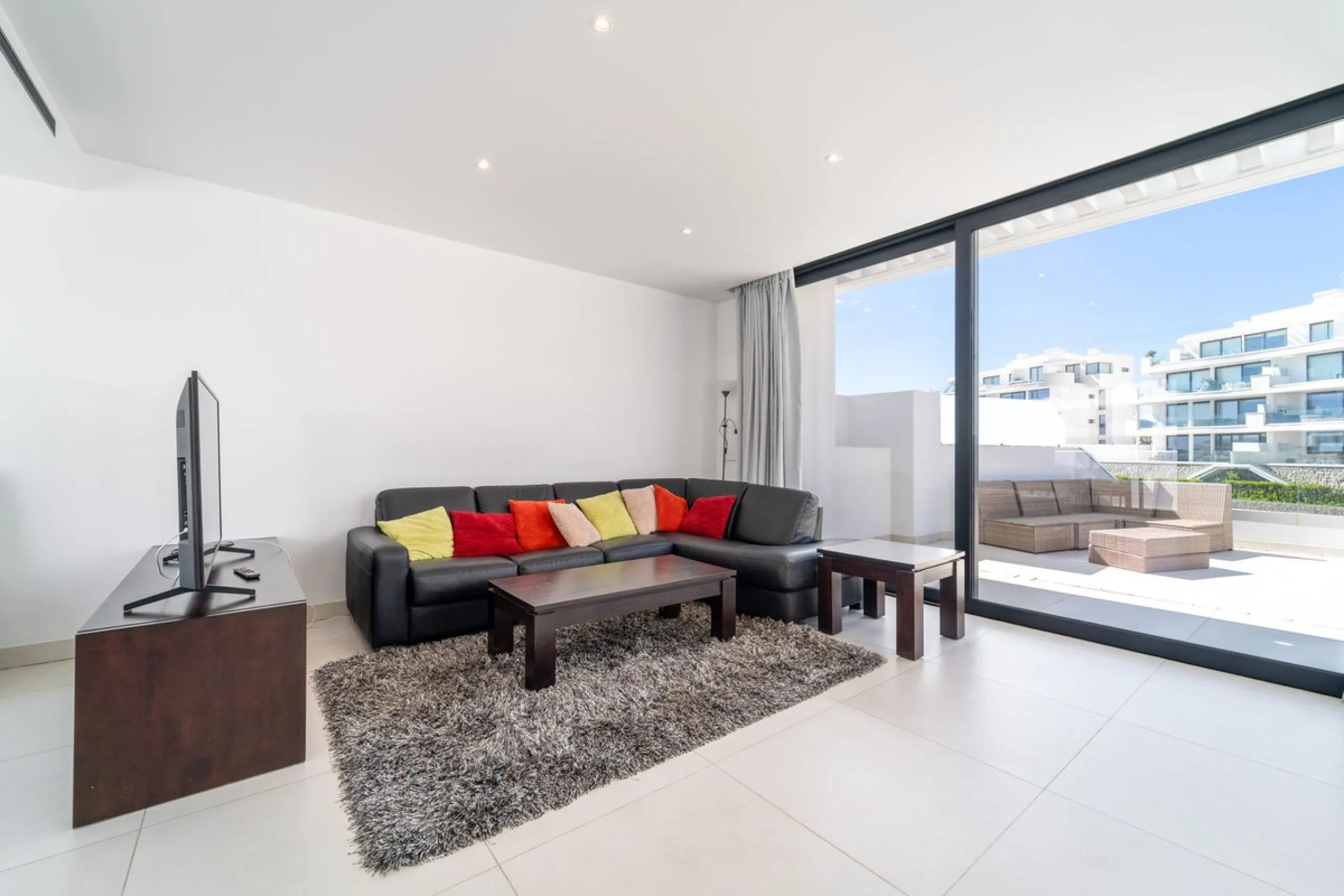 Luxury west facing penthouse, located in the exclusive urbanization of Higuerón West. Consists of entrance, hall way, spacious living-dining room with floor to ceiling glass sliding doors leading out to a large wrap around terrace of 158m2, with views of 