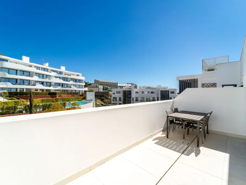 Luxury west facing penthouse, located in the exclusive urbanization of Higuerón West. Consists of entrance, hall way, spacious living-dining room with floor to ceiling glass sliding doors leading out to a large wrap around terrace of 158m2, with views of 