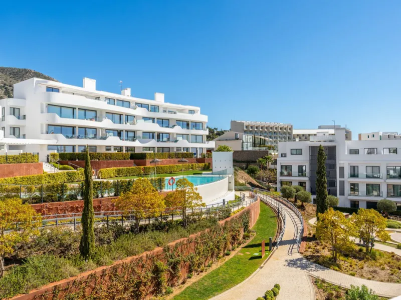 Luxury west facing penthouse, located in the exclusive urbanization of Higuerón West. Consists of entrance, hall way, spacious living-dining room with floor to ceiling glass sliding doors leading out to a large wrap around terrace of 158m2, with views of 