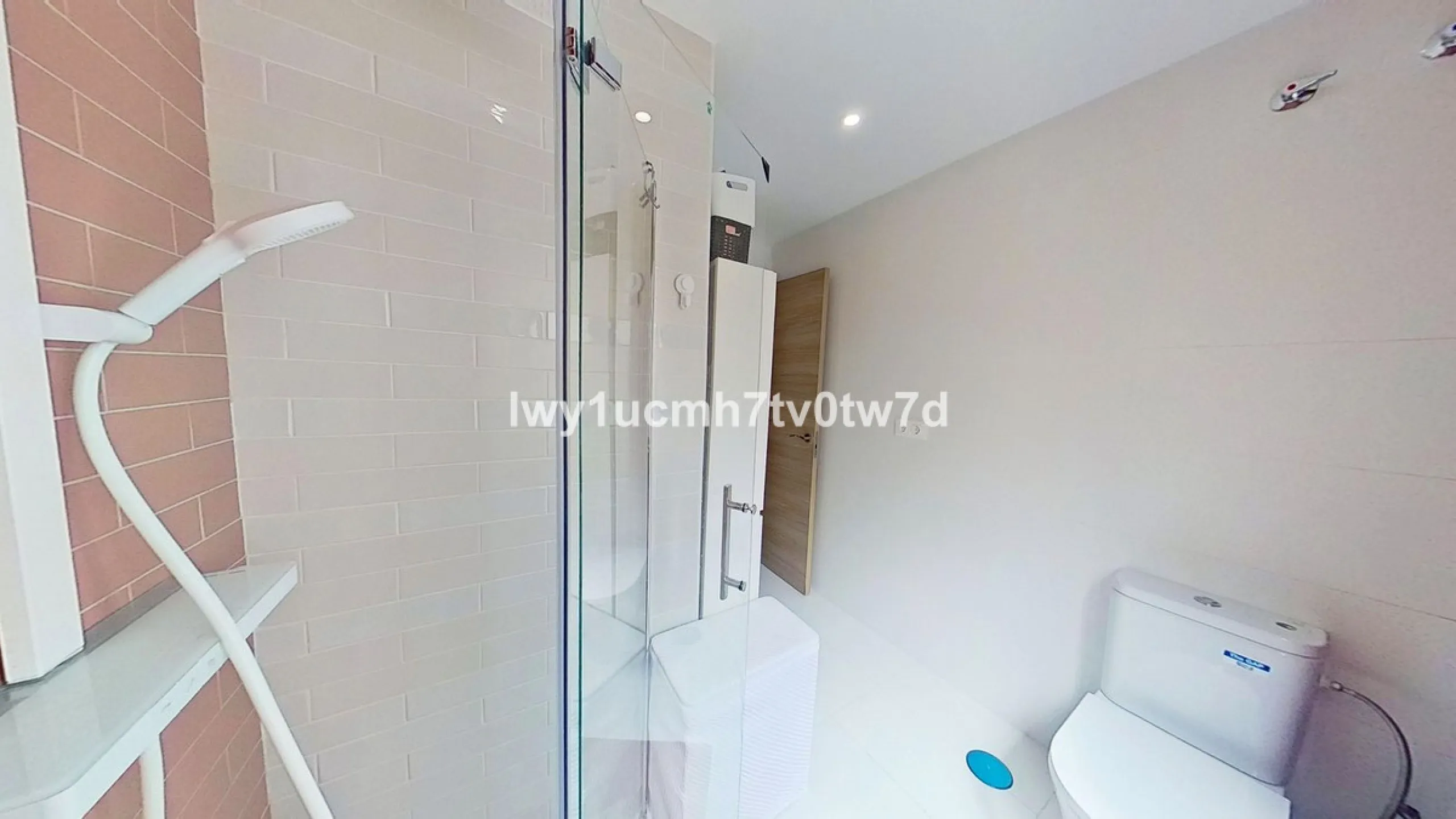 We are pleased to present this EXCLUSIVE 72 m² flat, renovated for maximum comfort in one of the most sought-after areas of Malaga, where there are 300 days of sunshine a year and a mild climate all year round. Discover your new home in the heart of Malag