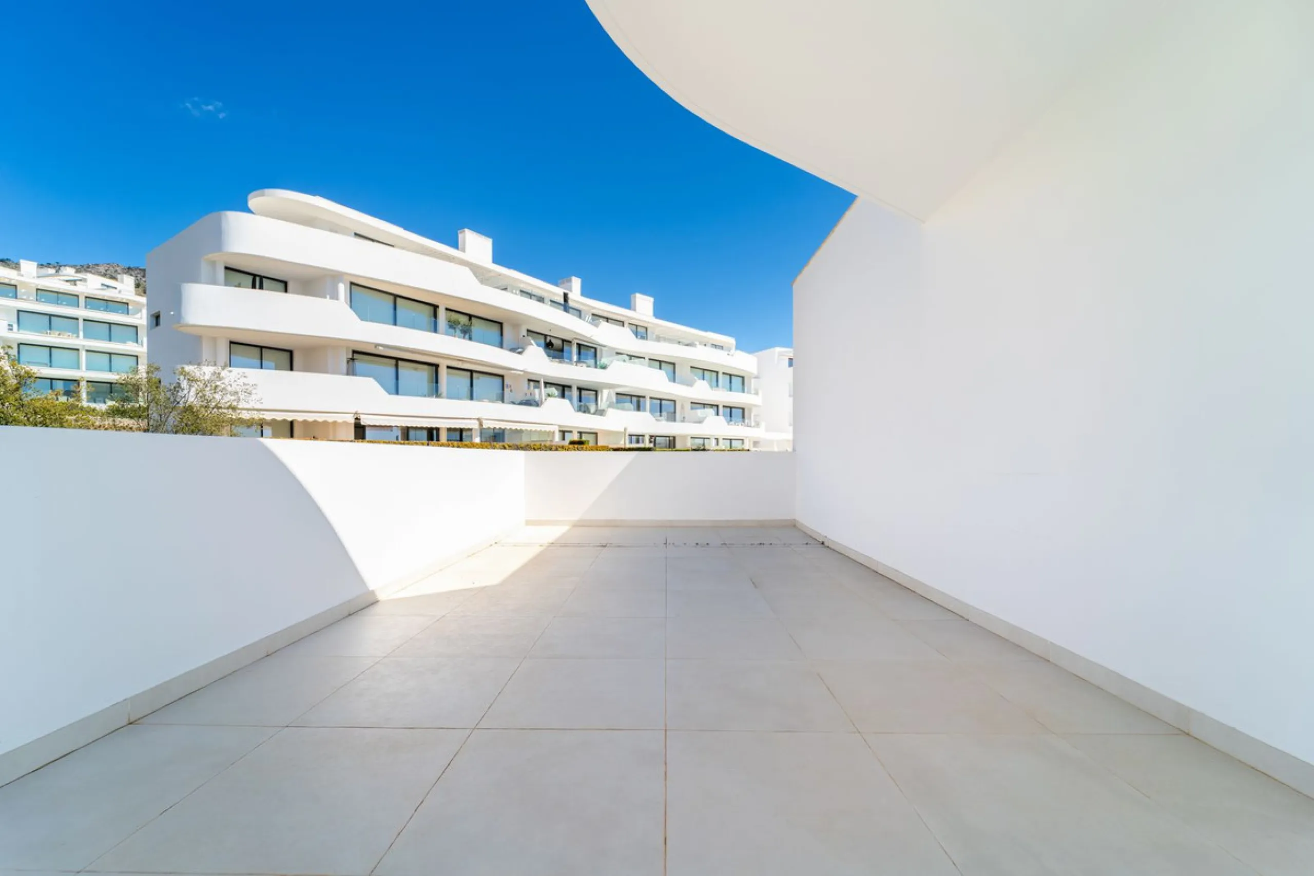 Luxury west facing penthouse, located in the exclusive urbanization of Higuerón West. Consists of entrance, hall way, spacious living-dining room with floor to ceiling glass sliding doors leading out to a large wrap around terrace of 158m2, with views of 