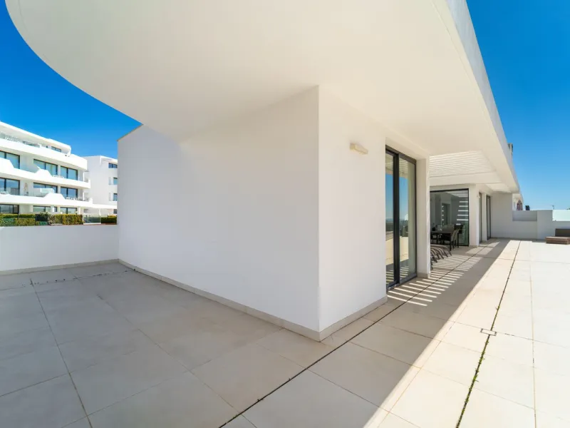 Luxury west facing penthouse, located in the exclusive urbanization of Higuerón West. Consists of entrance, hall way, spacious living-dining room with floor to ceiling glass sliding doors leading out to a large wrap around terrace of 158m2, with views of 