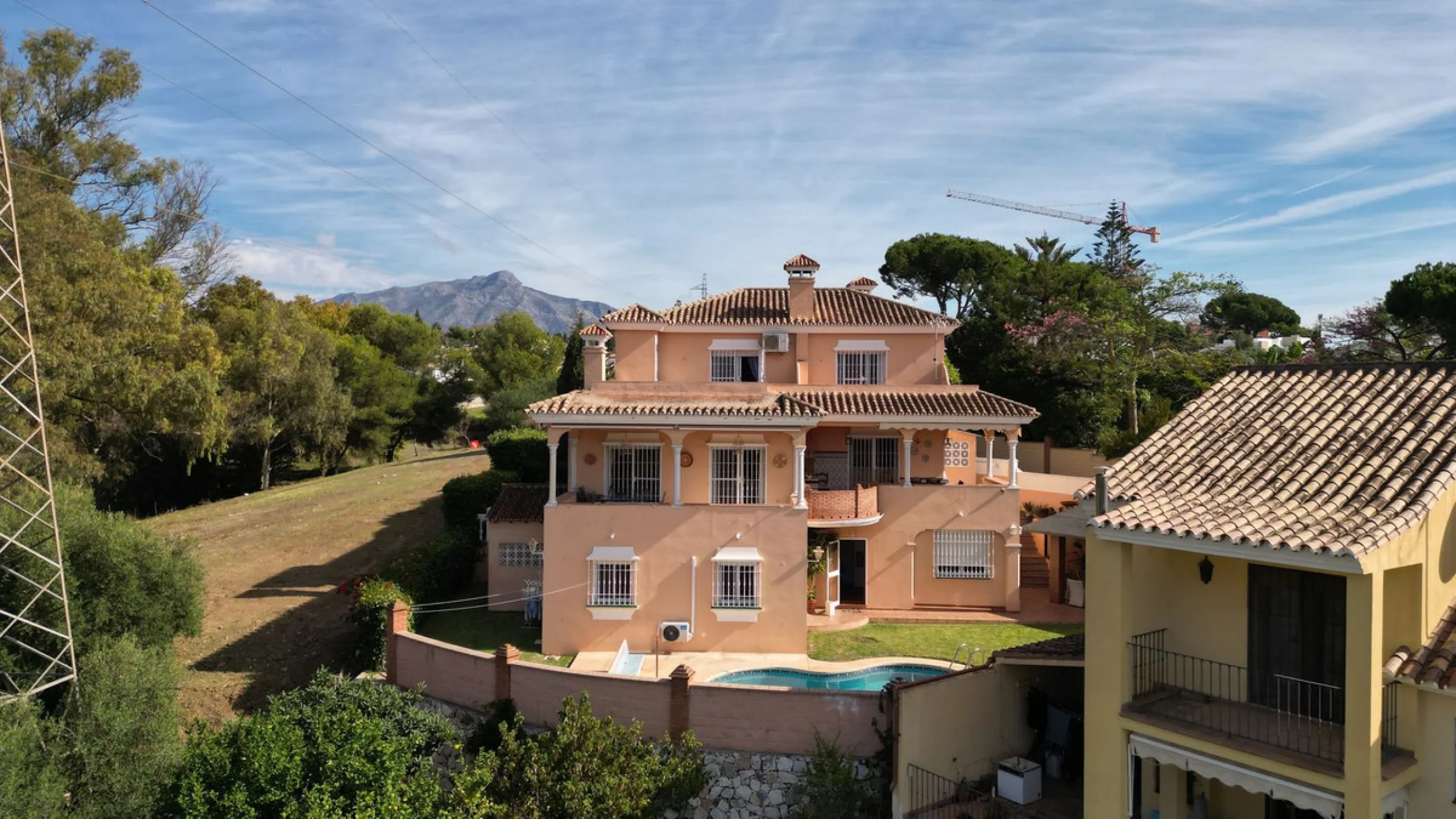 Welcome to this stunning classic-style villa is located in Alta Vista, San Pedro de Alcántara, Málaga. With a plot size of 1000m² and a built area of 500m², this property offers ample space to enjoy life on the Costa del Sol.