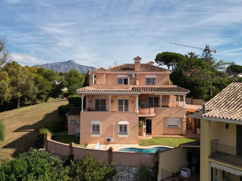 Welcome to this stunning classic-style villa is located in Alta Vista, San Pedro de Alcántara, Málaga. With a plot size of 1000m² and a built area of 500m², this property offers ample space to enjoy life on the Costa del Sol.