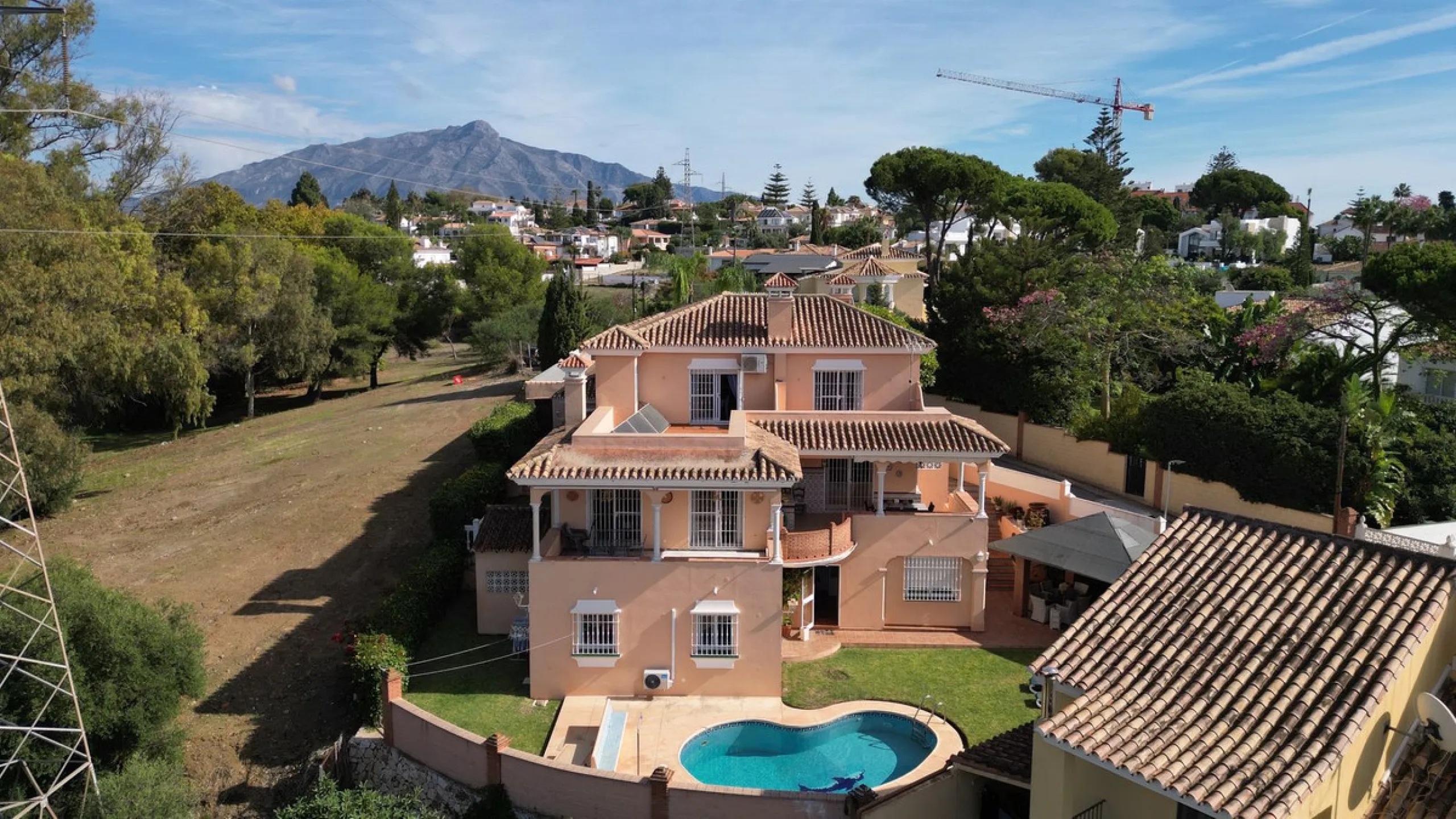 Welcome to this stunning classic-style villa is located in Alta Vista, San Pedro de Alcántara, Málaga. With a plot size of 1000m² and a built area of 500m², this property offers ample space to enjoy life on the Costa del Sol.