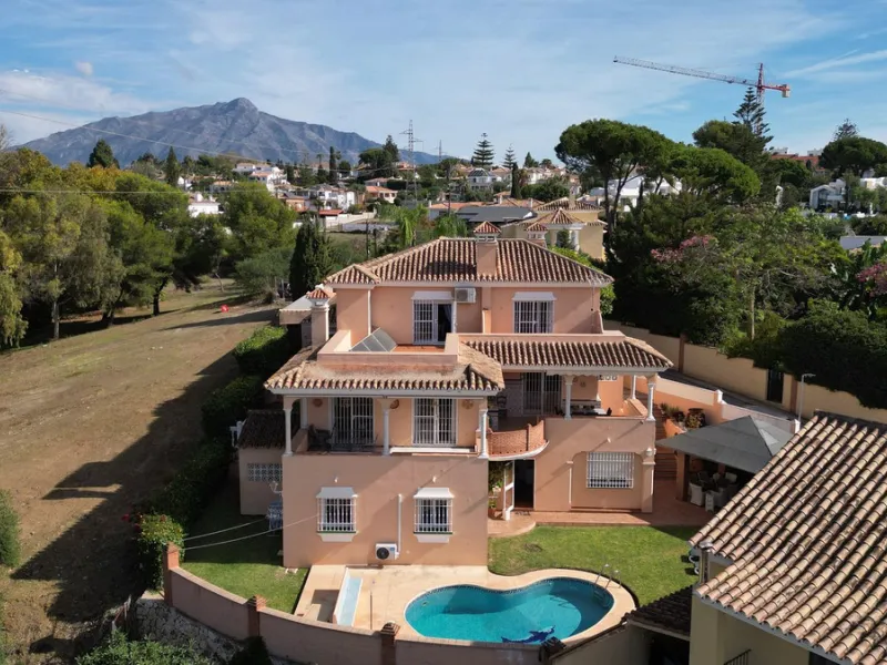 Welcome to this stunning classic-style villa is located in Alta Vista, San Pedro de Alcántara, Málaga. With a plot size of 1000m² and a built area of 500m², this property offers ample space to enjoy life on the Costa del Sol.