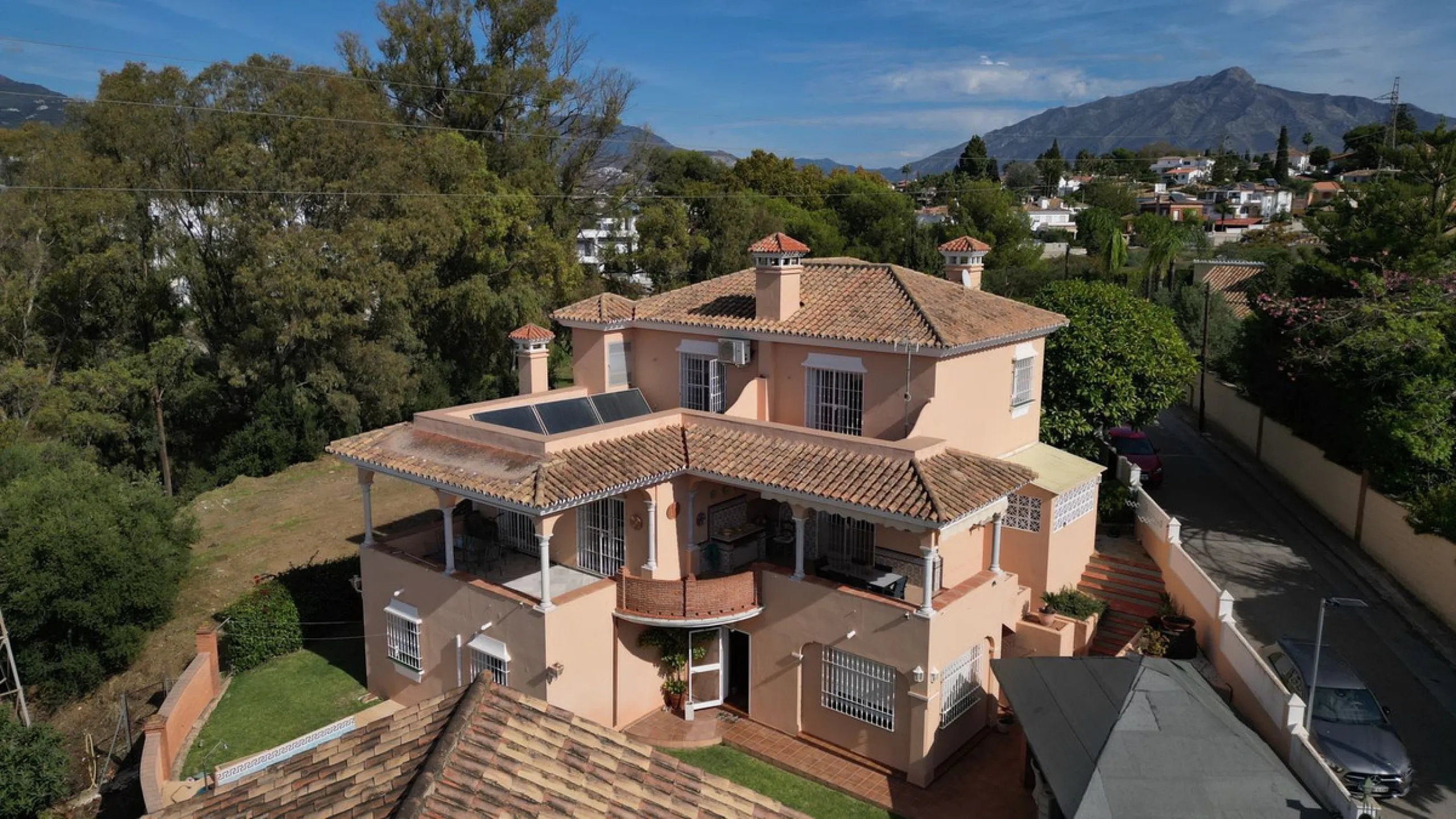 Welcome to this stunning classic-style villa is located in Alta Vista, San Pedro de Alcántara, Málaga. With a plot size of 1000m² and a built area of 500m², this property offers ample space to enjoy life on the Costa del Sol.