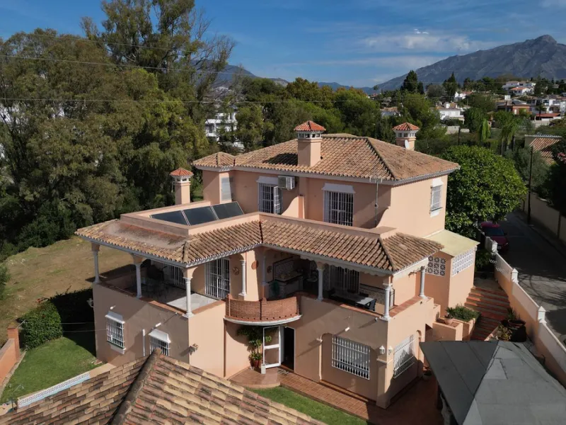 Welcome to this stunning classic-style villa is located in Alta Vista, San Pedro de Alcántara, Málaga. With a plot size of 1000m² and a built area of 500m², this property offers ample space to enjoy life on the Costa del Sol.