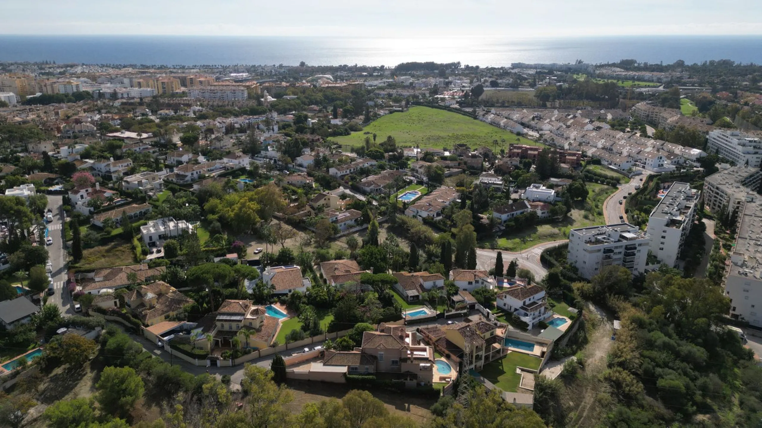 Welcome to this stunning classic-style villa is located in Alta Vista, San Pedro de Alcántara, Málaga. With a plot size of 1000m² and a built area of 500m², this property offers ample space to enjoy life on the Costa del Sol.