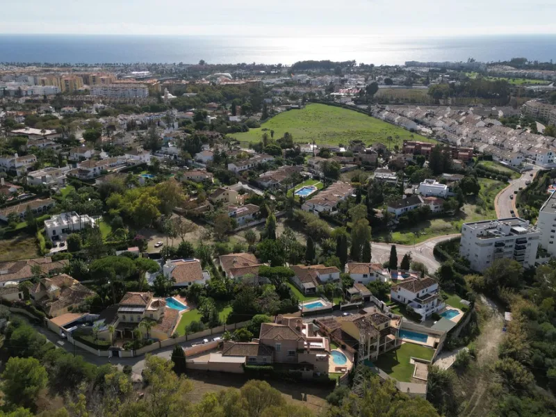 Welcome to this stunning classic-style villa is located in Alta Vista, San Pedro de Alcántara, Málaga. With a plot size of 1000m² and a built area of 500m², this property offers ample space to enjoy life on the Costa del Sol.