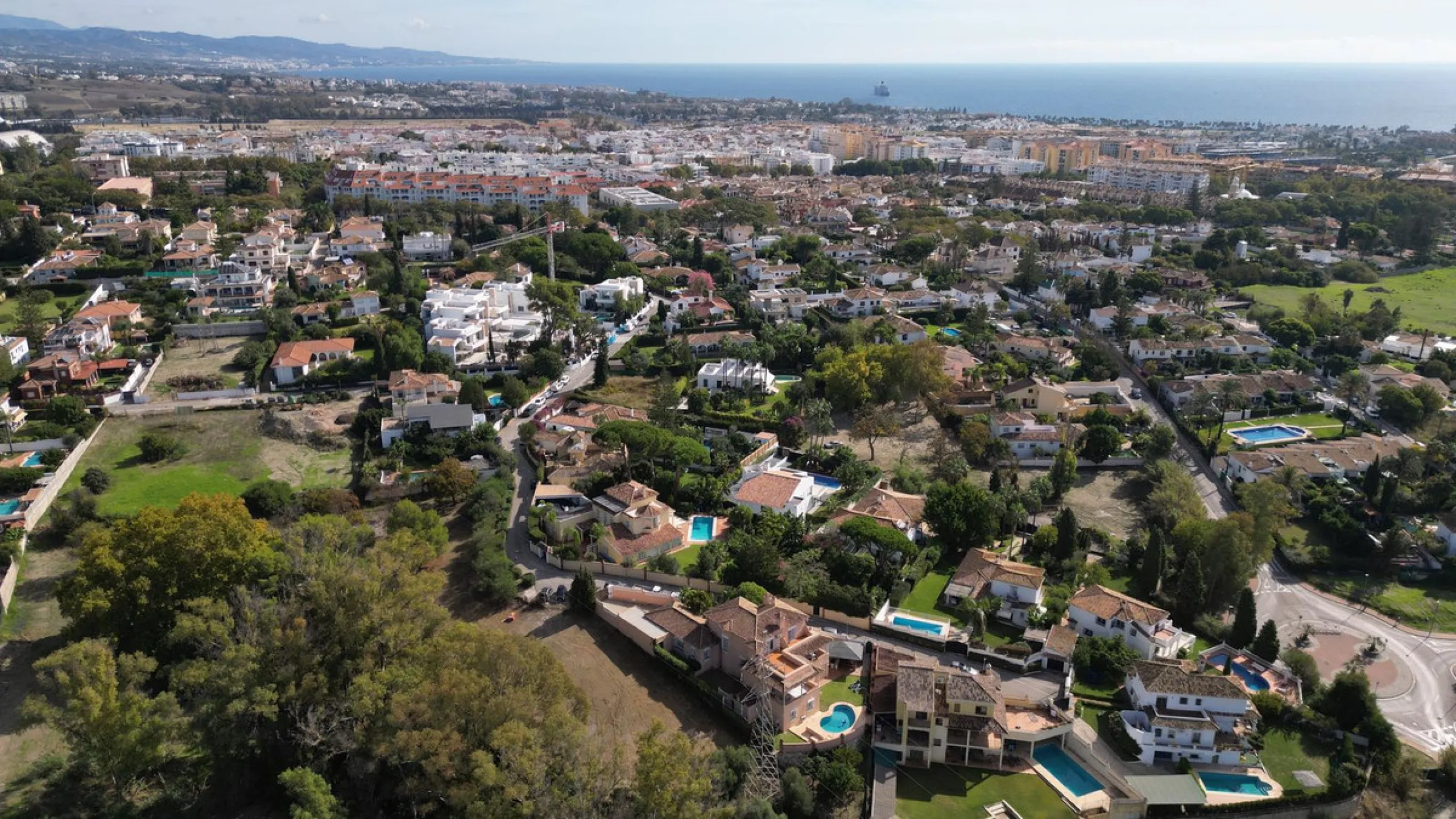 Welcome to this stunning classic-style villa is located in Alta Vista, San Pedro de Alcántara, Málaga. With a plot size of 1000m² and a built area of 500m², this property offers ample space to enjoy life on the Costa del Sol.