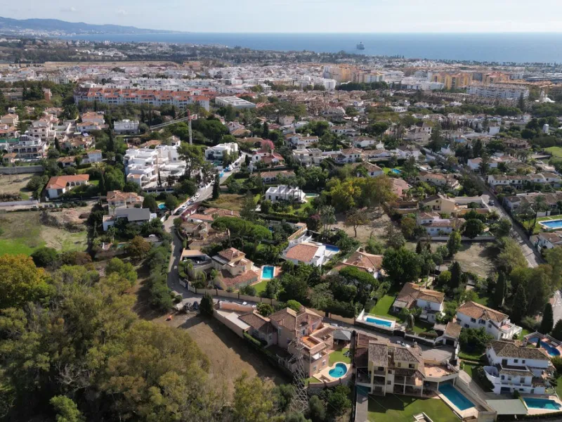 Welcome to this stunning classic-style villa is located in Alta Vista, San Pedro de Alcántara, Málaga. With a plot size of 1000m² and a built area of 500m², this property offers ample space to enjoy life on the Costa del Sol.