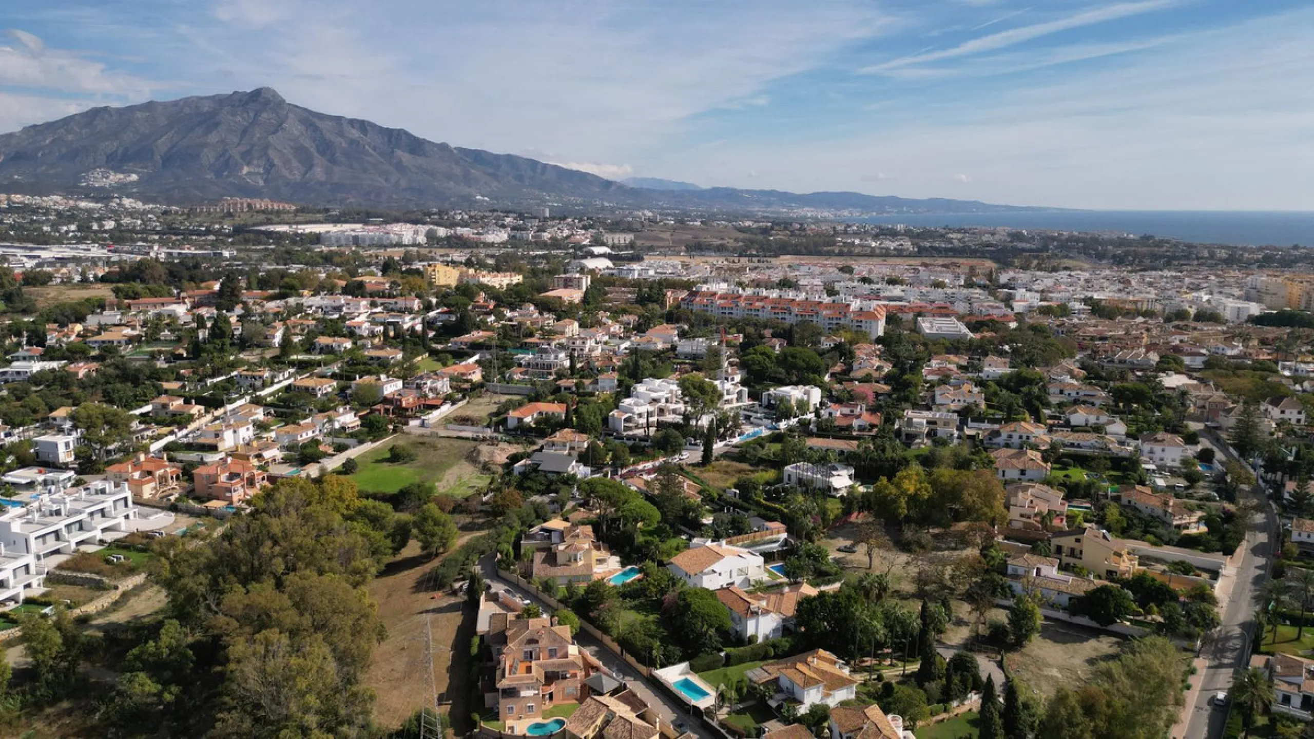 Welcome to this stunning classic-style villa is located in Alta Vista, San Pedro de Alcántara, Málaga. With a plot size of 1000m² and a built area of 500m², this property offers ample space to enjoy life on the Costa del Sol.