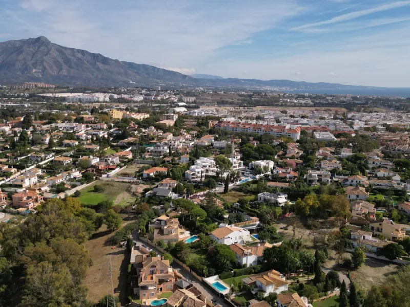 Welcome to this stunning classic-style villa is located in Alta Vista, San Pedro de Alcántara, Málaga. With a plot size of 1000m² and a built area of 500m², this property offers ample space to enjoy life on the Costa del Sol.
