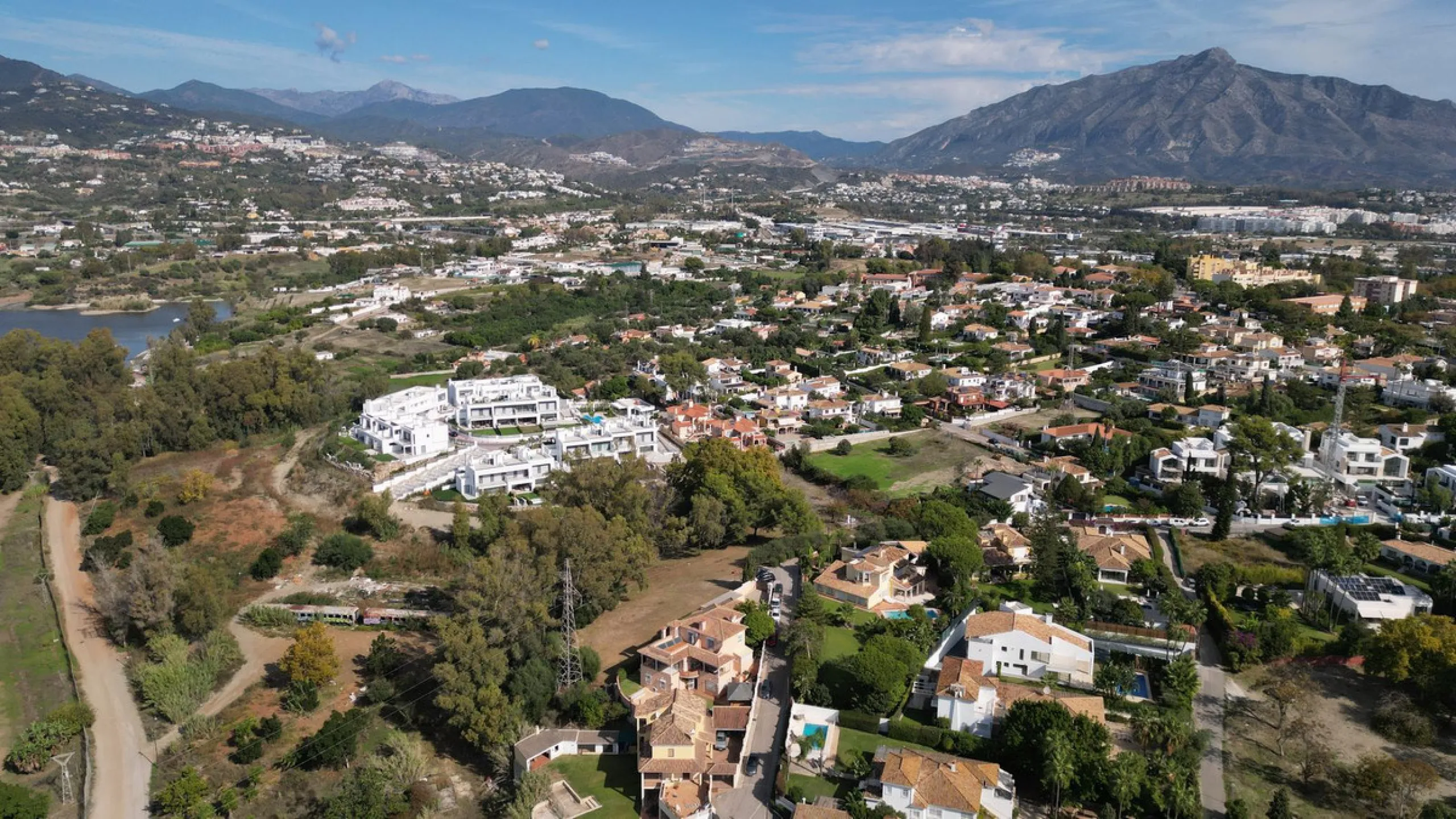 Welcome to this stunning classic-style villa is located in Alta Vista, San Pedro de Alcántara, Málaga. With a plot size of 1000m² and a built area of 500m², this property offers ample space to enjoy life on the Costa del Sol.