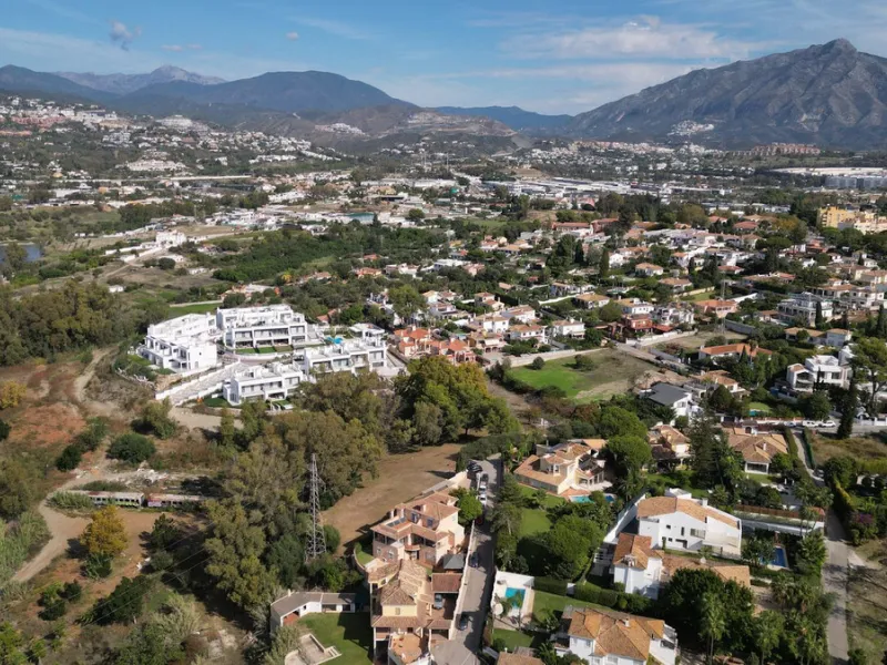 Welcome to this stunning classic-style villa is located in Alta Vista, San Pedro de Alcántara, Málaga. With a plot size of 1000m² and a built area of 500m², this property offers ample space to enjoy life on the Costa del Sol.