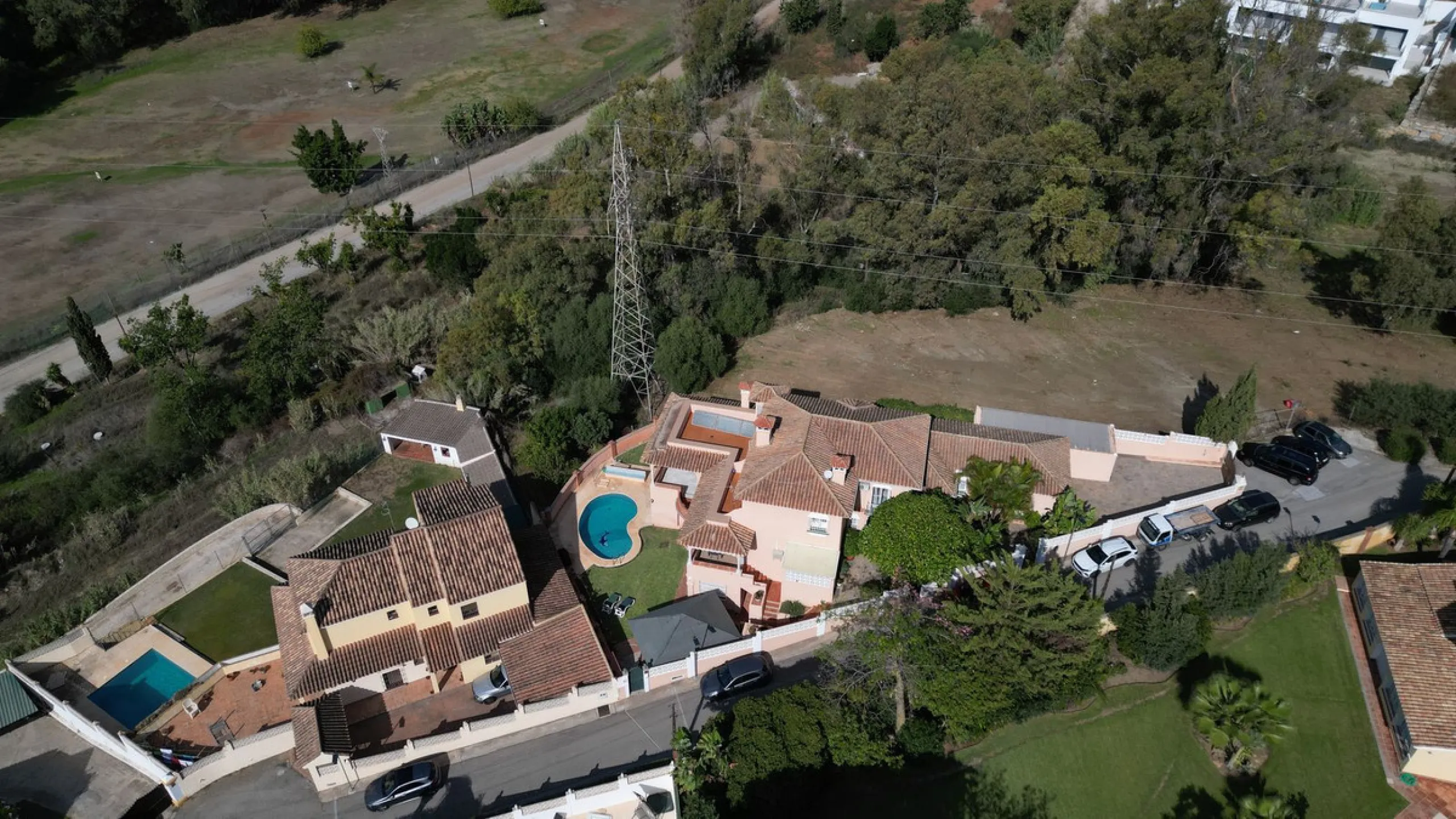 Welcome to this stunning classic-style villa is located in Alta Vista, San Pedro de Alcántara, Málaga. With a plot size of 1000m² and a built area of 500m², this property offers ample space to enjoy life on the Costa del Sol.