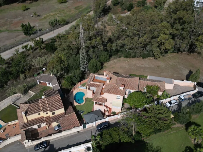 Welcome to this stunning classic-style villa is located in Alta Vista, San Pedro de Alcántara, Málaga. With a plot size of 1000m² and a built area of 500m², this property offers ample space to enjoy life on the Costa del Sol.