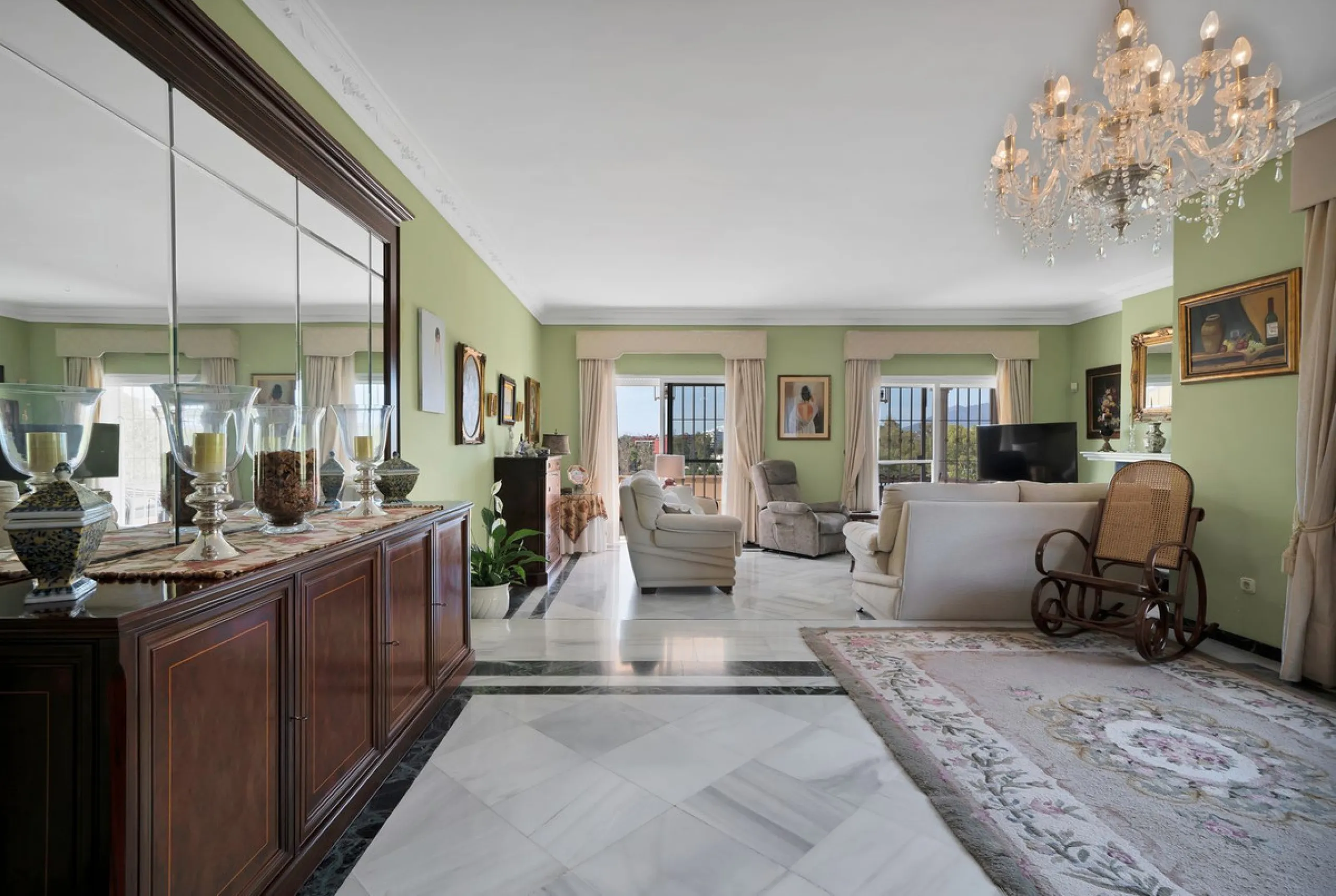 Welcome to this stunning classic-style villa is located in Alta Vista, San Pedro de Alcántara, Málaga. With a plot size of 1000m² and a built area of 500m², this property offers ample space to enjoy life on the Costa del Sol.