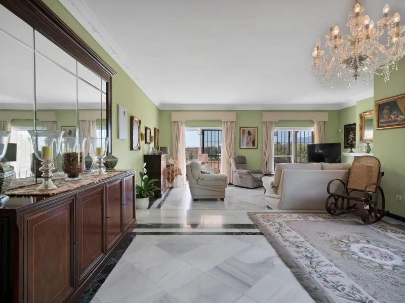 Welcome to this stunning classic-style villa is located in Alta Vista, San Pedro de Alcántara, Málaga. With a plot size of 1000m² and a built area of 500m², this property offers ample space to enjoy life on the Costa del Sol.