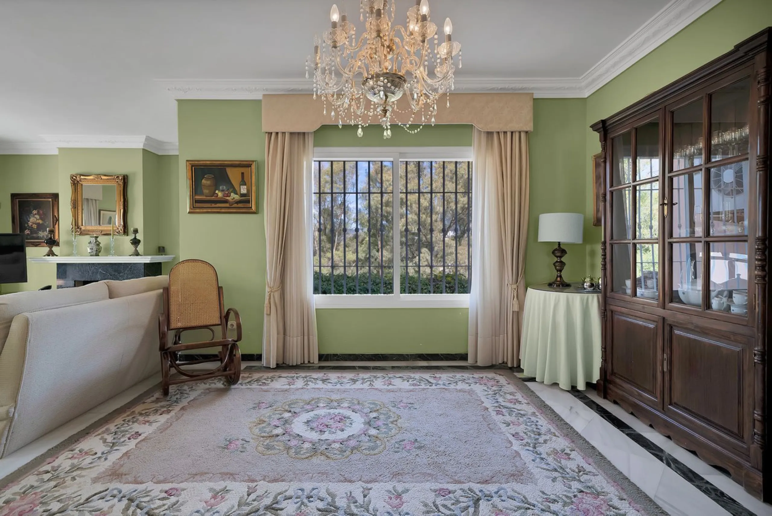 Welcome to this stunning classic-style villa is located in Alta Vista, San Pedro de Alcántara, Málaga. With a plot size of 1000m² and a built area of 500m², this property offers ample space to enjoy life on the Costa del Sol.