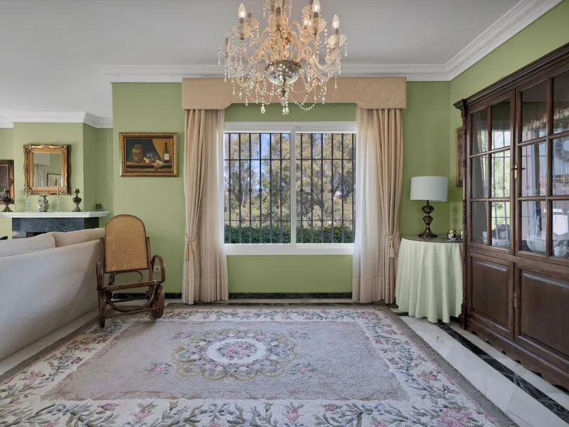Welcome to this stunning classic-style villa is located in Alta Vista, San Pedro de Alcántara, Málaga. With a plot size of 1000m² and a built area of 500m², this property offers ample space to enjoy life on the Costa del Sol.